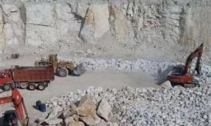 湖北一公司非法挖山采石600余萬噸 采石場證件好辦嗎??