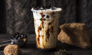 新茶飲行業(yè)現(xiàn)狀2023：茶顏悅色投資2.5億元建研發(fā)及生產(chǎn)基地;茶百道赴港IPO